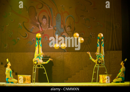 L'un des actes d'effectuer au superbe théâtre acrobatique de Chaoyang à Beijing. Banque D'Images