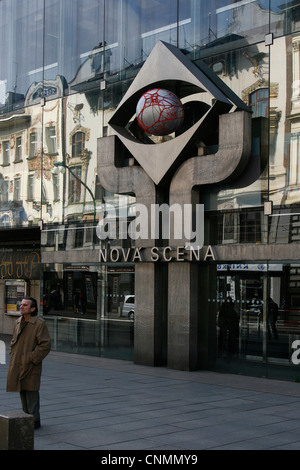 Un homme debout en face de l'entrée de la national théâtre moderne 'Nová Scéna' à Nové Město, Prague, République tchèque. Banque D'Images