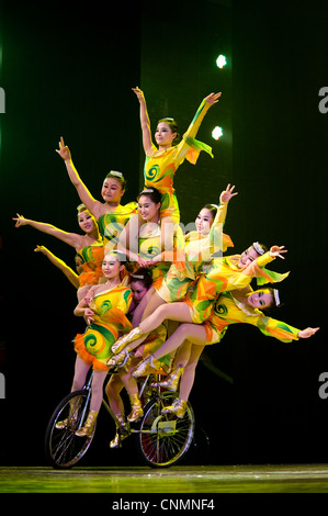 L'un des actes d'effectuer au superbe théâtre acrobatique de Chaoyang à Beijing. Banque D'Images