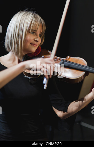 Joueur de violon à l'orchestre Banque D'Images