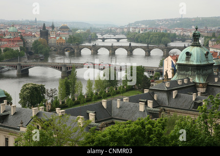 Vue panoramique sur les ponts sur la rivière Vltava à Prague, République tchèque. Banque D'Images