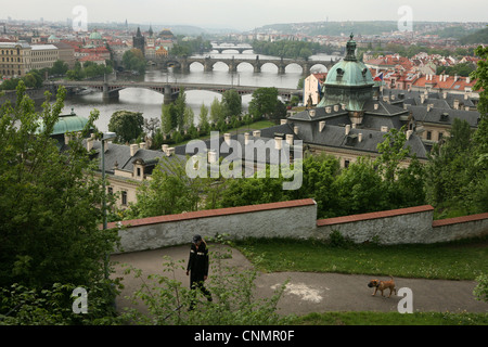 Vue panoramique sur les ponts sur la rivière Vltava à Prague, République tchèque. Banque D'Images