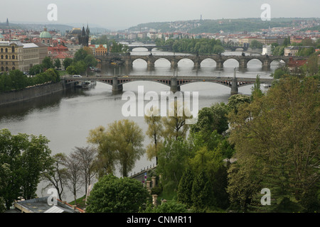 Vue panoramique sur les ponts sur la rivière Vltava à Prague, République tchèque. Banque D'Images