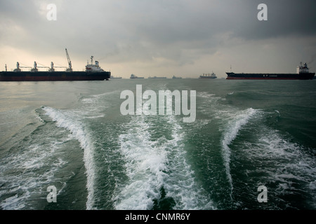 Quelques-uns des plusieurs centaines de navires à l'ancre au large de la côte est de Singapour, le mardi, 12 mai 2009. Banque D'Images