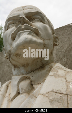 Le monument de Lénine dans un camp de jeunes abandonnés à Pioneer Barskoon sur la rive sud du lac Issyk Kul, le Kirghizistan. Banque D'Images