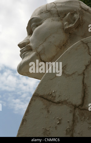 Le monument de Lénine dans un camp de jeunes abandonnés à Pioneer Barskoon sur la rive sud du lac Issyk Kul, le Kirghizistan. Banque D'Images