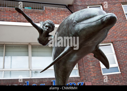 Garçon avec un dauphin, Chelsea Embankment, London Banque D'Images