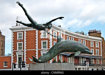 Garçon avec un dauphin, Chelsea Embankment, London Banque D'Images