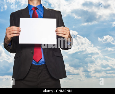 Businessman holding blank card Banque D'Images