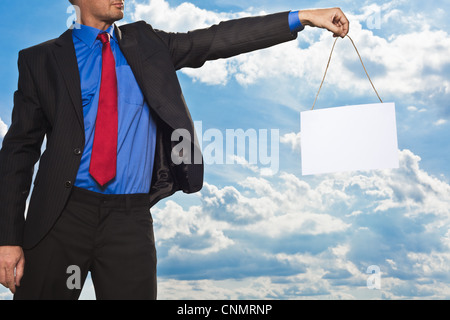 Businessman holding blank card Banque D'Images