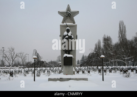Mémorial de guerre soviétique au cimetière d'Olšany à Prague, République tchèque. Les solders soviétiques tombés dans les derniers jours de la Seconde Guerre mondiale sont enterrés ici. Banque D'Images