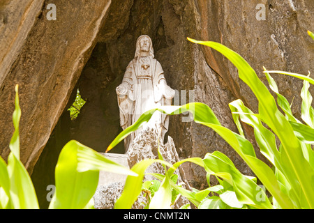 Jésus statue au sanctuaire sur Matinloc Matinloc à distance, de l'île, la baie de Bacuit El Nido, Palawan, Philippines, Asie Banque D'Images