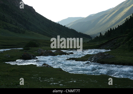 Dans l'Est de la rivière Tetely Terskey Ala-Too de montagnes de Tian Shan, au Kirghizistan. Banque D'Images