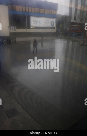 Vue aérienne par embué de Londoniens des fenêtres d'autobus' drab vit ci-dessous lors de l'averse de pluie en saison. Banque D'Images