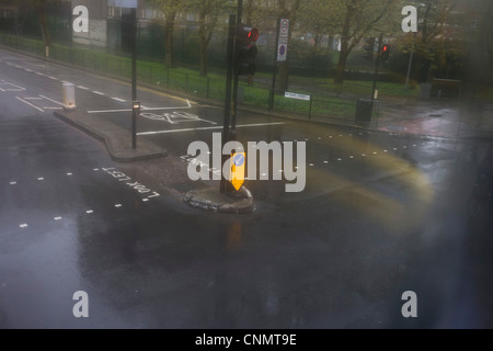 Vue aérienne par le biais de fenêtres d'autobus embué bollard de trafic durant la saison des pluies diluviennes de pluie. Banque D'Images