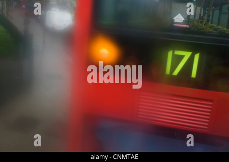 Vue aérienne par le biais de fenêtres d'autobus embué bus rouge ci-dessous lors de l'averse de pluie en saison. Banque D'Images