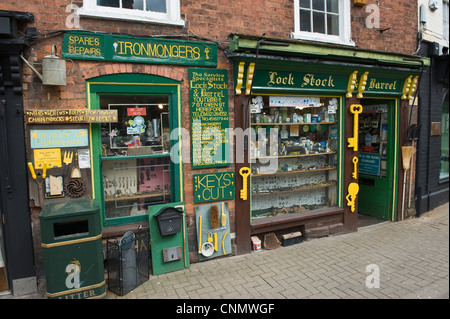 L'extérieur de la boutique quincaillerie traditionnelle en centre-ville de Hereford Herefordshire Angleterre UK Banque D'Images