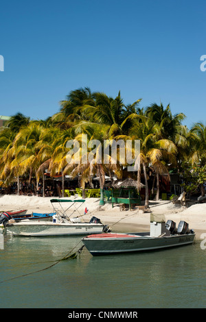 Bateaux de pêche dans la grande baie, Philipsburg, Saint Martin, les Antilles Banque D'Images