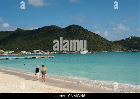 Un couple se promener le long de la plage, Philipsburg, Saint Martin, les Antilles Banque D'Images