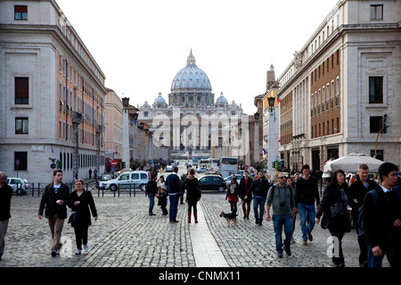 Vue sur la ville de Rome, Italie avec des bâtiments, monuments, art. Roma, Italia. Vatican, la Basilique St Pierre, Via della Conciliazione Banque D'Images