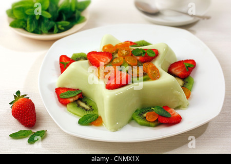 Panacotta aux fruits et de menthe. Recette disponible. Banque D'Images