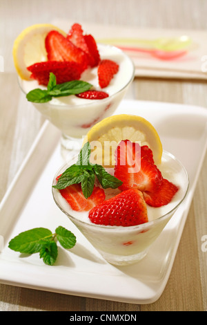 Crème au citron avec des fraises. Recette disponible. Banque D'Images