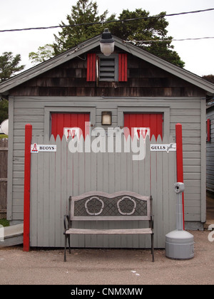 À côté des toilettes pour hommes et femmes à un restaurant en bord de mer dans la région de Groton, Connecticut, USA, 12 juin 2011, © Katharine Andriotis Banque D'Images