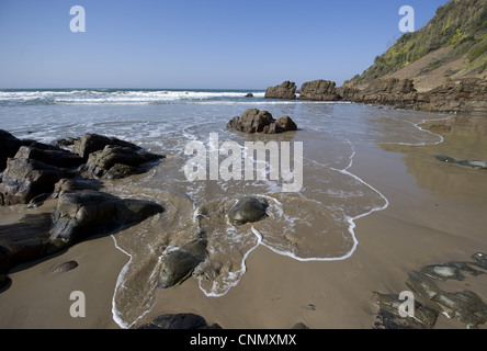 Plage rocheuse au-dessous des falaises, Port Saint John's, 'côte sauvage', Liège (Transkei), Afrique du Sud Banque D'Images