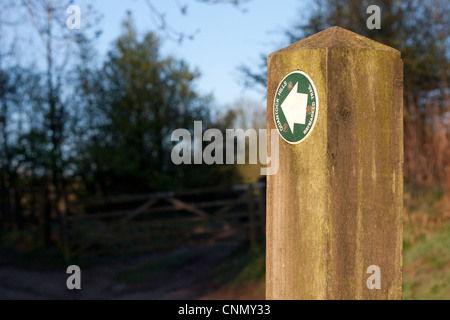 Panneau en bois pour sentier public dans le Somerset en Angleterre, collines de Quantock, balade nature, randonnées. Banque D'Images