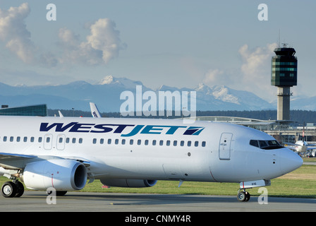 Close-up of a Westjet C-GWRG Boeing 737 (800) Avion de roulage sur la piste à l'aéroport international de Vancouver. Banque D'Images
