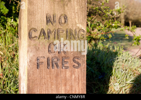 Pas de camping ou des incendies sign post dans le Somerset en Angleterre. Commission forestière, règlement national trust. Coffre Banque D'Images