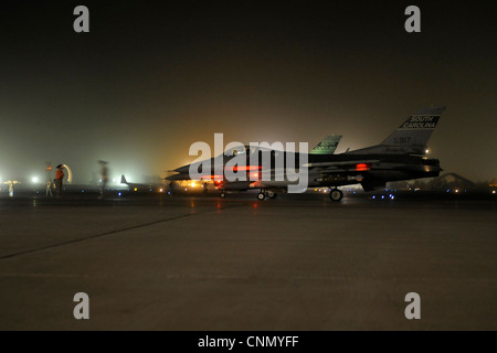 Les pilotes de chasse du 157e Escadron de chasseurs expéditionnaires de l’aérodrome de Kandahar, en Afghanistan, se préparent à lancer le F-16 Faucon Fighting pour leur première mission de vol le 17 avril 2012. Le personnel est déployé à la base de la Garde nationale commune McEntyre, S.C., pour appuyer l'opération Enduring Freedom. Les pilotes et le personnel de soutien du marais Fox F-16 ont commencé leur déploiement au début du mois d’avril pour prendre en charge les missions aériennes pour l’ordre d’exécution des missions aériennes et fournir un soutien aérien étroit aux troupes sur le terrain en Afghanistan. ( Banque D'Images