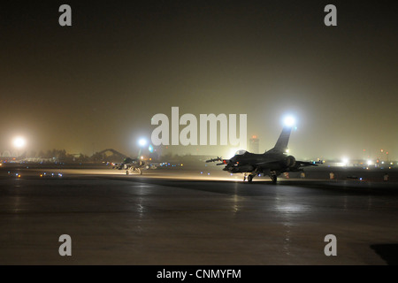 Les pilotes de chasse du 157e Escadron de chasseurs expéditionnaires de l’aérodrome de Kandahar, en Afghanistan, se préparent à lancer le F-16 Faucon Fighting pour leur première mission de vol le 17 avril 2012. Le personnel est déployé à la base de la Garde nationale commune McEntyre, S.C., pour appuyer l'opération Enduring Freedom. Les pilotes et le personnel de soutien du marais Fox F-16 ont commencé leur déploiement au début du mois d’avril pour prendre en charge les missions aériennes pour l’ordre d’exécution des missions aériennes et fournir un soutien aérien étroit aux troupes sur le terrain en Afghanistan. Banque D'Images