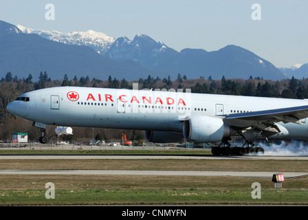 Air Canada C-FITW Boeing 777 (333/ER) avion à l'atterrissage à l'Aéroport International de Vancouver. Banque D'Images