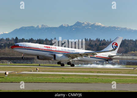 La Chine est de l'Airbus A330 (200), à l'atterrissage à l'Aéroport International de Vancouver. Banque D'Images