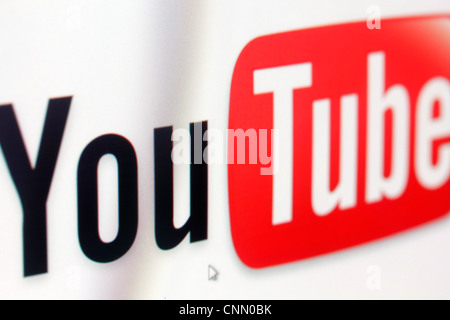 You tube logo sur un écran de surveillance Banque D'Images