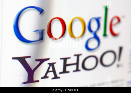 Google et Yahoo de logos sur un écran de surveillance Banque D'Images