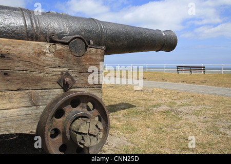 18e siècle 18-pounder pistolet sur front de mer de la ville balnéaire, Gun Hill, Southwold, Suffolk, Angleterre, mai Banque D'Images