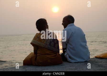 Le soleil se couche sur un vieux couple indien dans la ville portuaire de Fort Kochi au Kerala. Photo : Adam Alexander/Alamy Banque D'Images