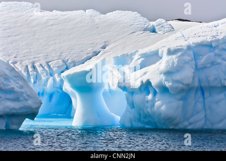 Immense iceberg dans l'Antarctique, ciel bleu azur, l'eau, journée ensoleillée Banque D'Images