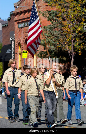 Garde d'honneur des Boy Scouts de marcher sur le bord de la Parade des moutons sur la rue Main à Ketchum, Idaho, USA. Banque D'Images