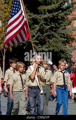 Garde d'honneur des Boy Scouts de marcher sur le bord de la Parade des moutons sur la rue Main à Ketchum, Idaho, USA. Banque D'Images