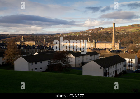 Moulin à sel à Saltaire, regardant vers le bas à partir de Shipley, montrant des rangées de maisons en terrasse menant à l'usine. Banque D'Images