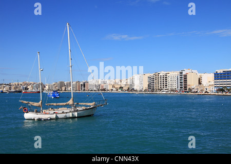 Yacht à deux mâts amarré dans la baie de Sliema, Malte Europe Banque D'Images