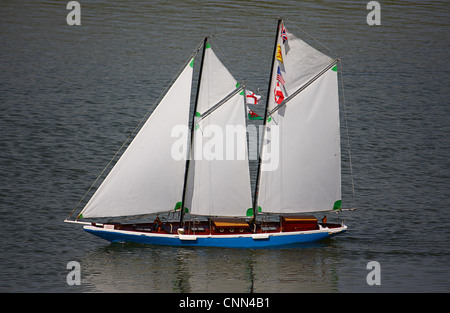 Yacht modèle modèle Fleetwood sur location de l'étang, Lancashire UK. Banque D'Images