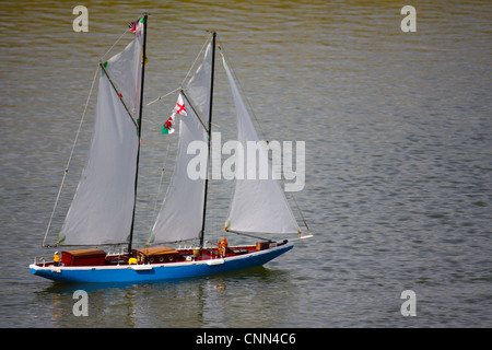 Yacht modèle modèle Fleetwood sur location de l'étang, Lancashire UK. Banque D'Images