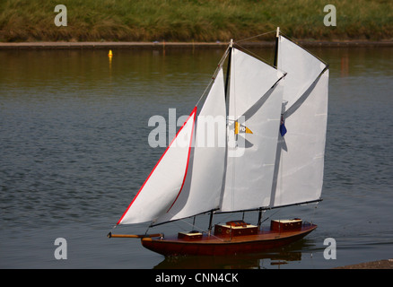 Yacht modèle modèle Fleetwood sur location de l'étang, Lancashire UK. Banque D'Images