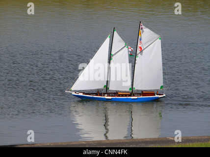 Yacht modèle modèle Fleetwood sur location de l'étang, Lancashire UK. Banque D'Images