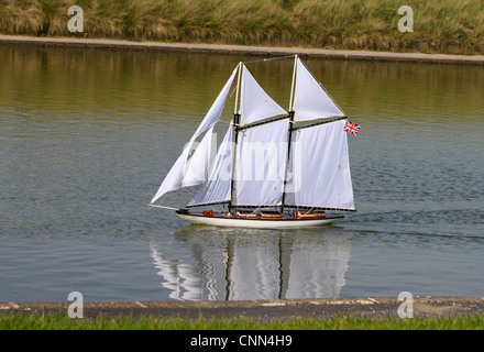 Yacht modèle modèle Fleetwood sur location de l'étang, Lancashire UK. Banque D'Images