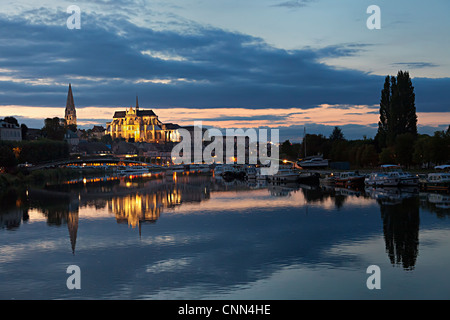 Rivière Yonne et la Cathédrale Saint Etienne, Auxerre, Bourgogne, Yonne, France Banque D'Images